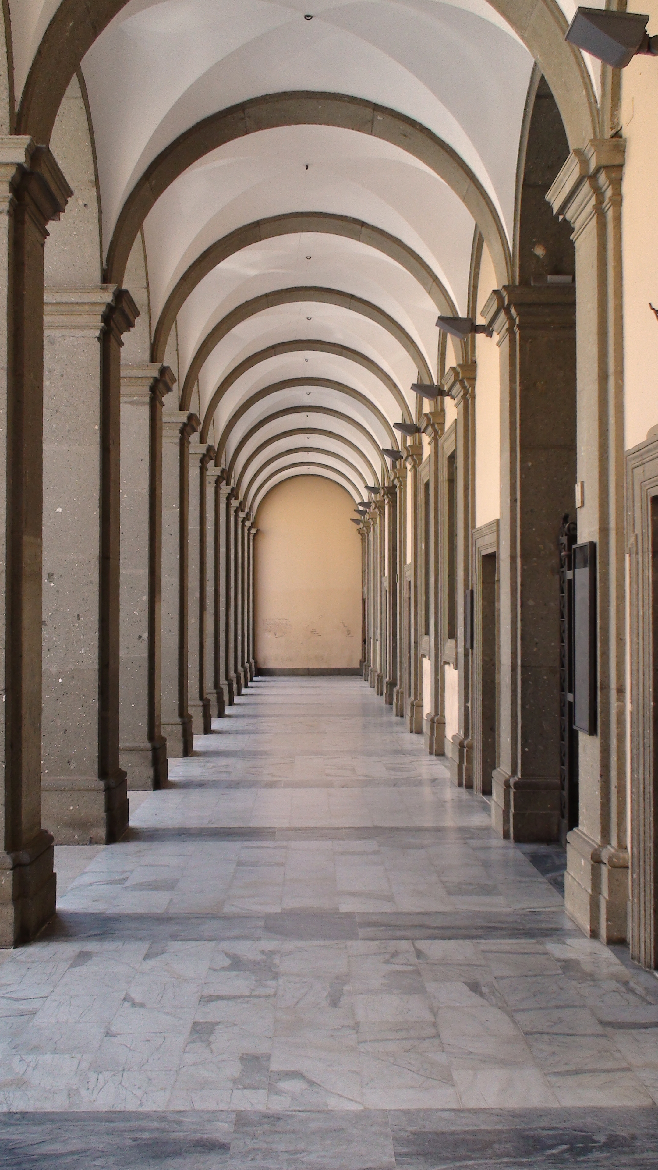 Il porticato dello storico Palazzo Comunale